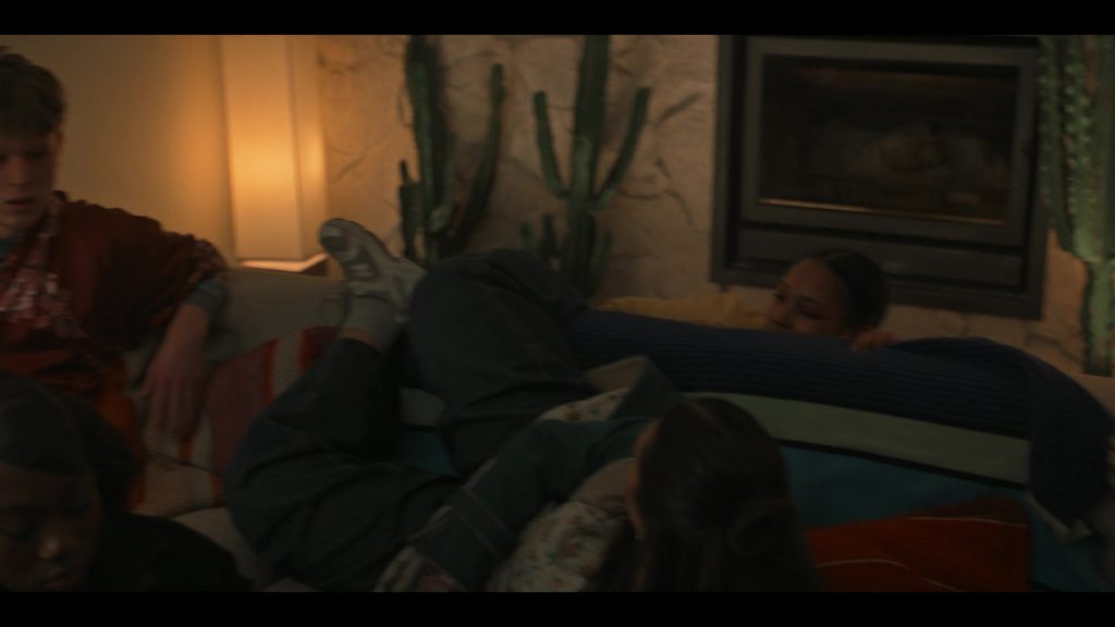 New Balance 530 sneakers in Alice and Steve S01E03 (2026) (Image 3)