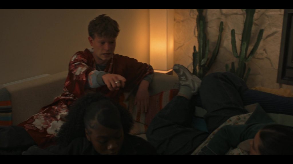 New Balance 530 sneakers in Alice and Steve S01E03 (2026) (Image 4)