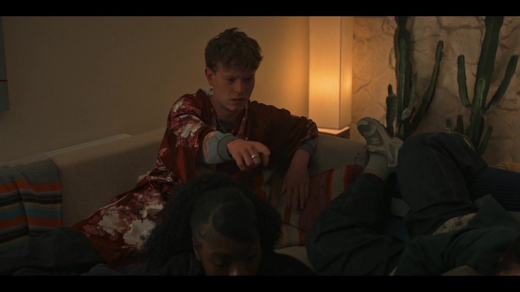 New Balance 530 sneakers in Alice and Steve S01E03 (2026) (Image 5)
