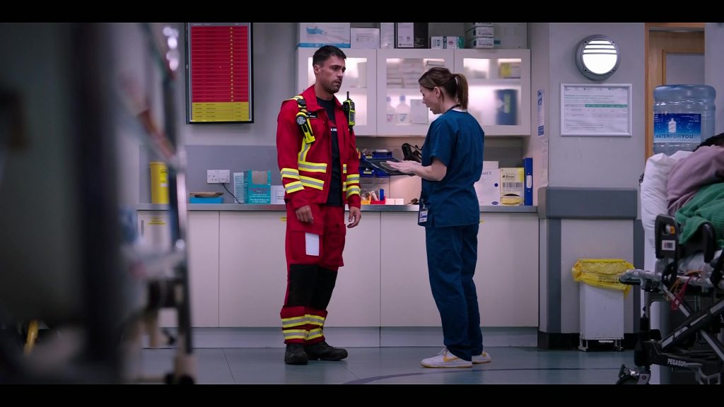 Nike Dunk Low Retro sneakers in a white and University Gold in Casualty S40E25 “Lethal Legacy Episode 5” (2026) (Image 1)