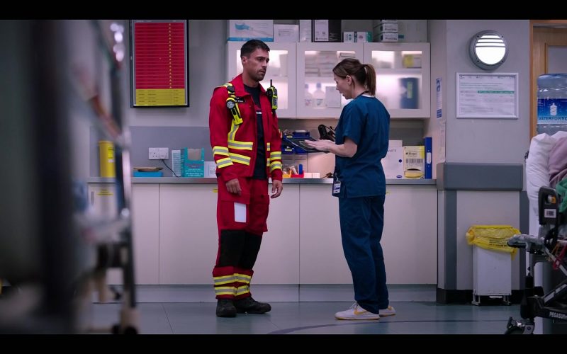 Nike Dunk Low Retro sneakers in a white and University Gold in Casualty S40E25 “Lethal Legacy Episode 5” (2026) (Image 1)