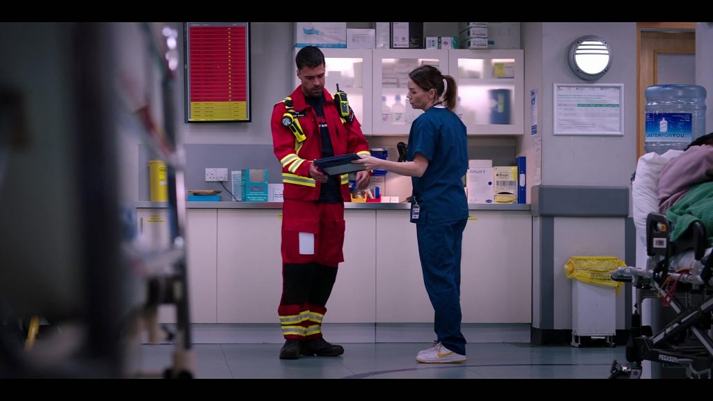 Nike Dunk Low Retro sneakers in a white and University Gold in Casualty S40E25 “Lethal Legacy Episode 5” (2026) (Image 3)