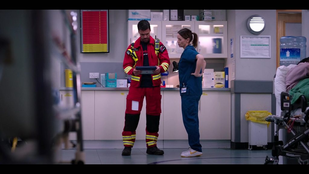 Nike Dunk Low Retro sneakers in a white and University Gold in Casualty S40E25 “Lethal Legacy Episode 5” (2026) (Image 4)