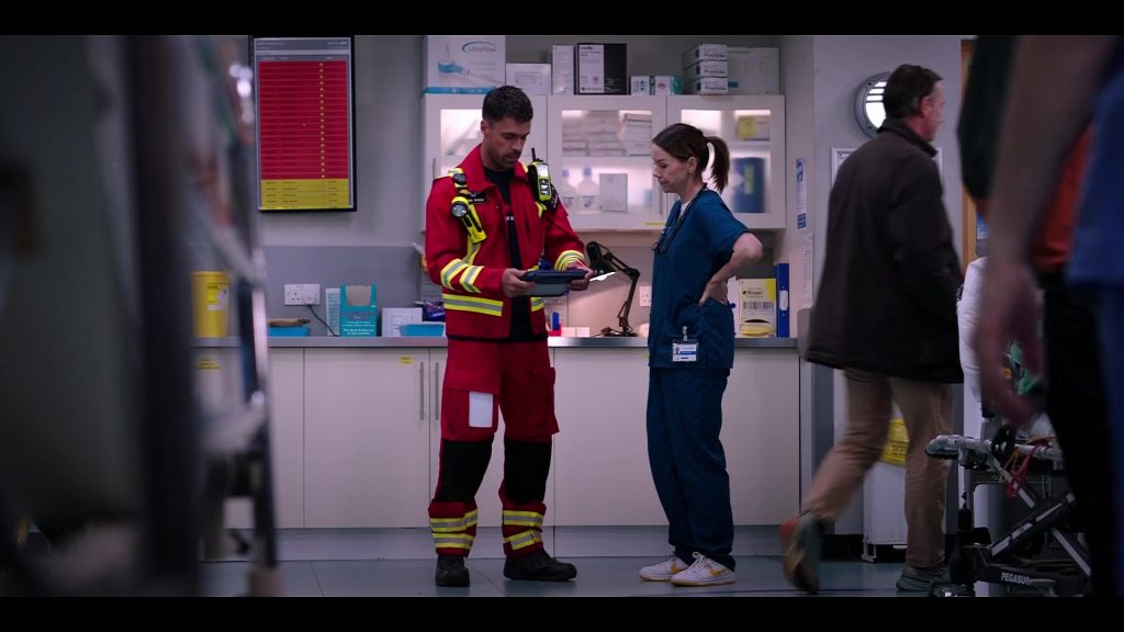 Nike Dunk Low Retro sneakers in a white and University Gold in Casualty S40E25 “Lethal Legacy Episode 5” (2026) (Image 5)