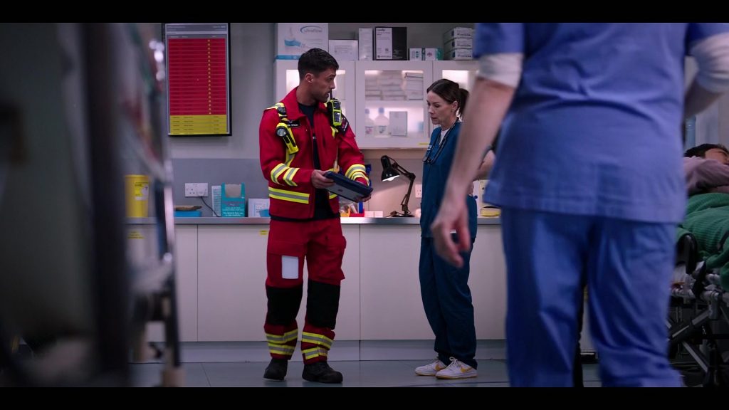 Nike Dunk Low Retro sneakers in a white and University Gold in Casualty S40E25 “Lethal Legacy Episode 5” (2026) (Image 6)