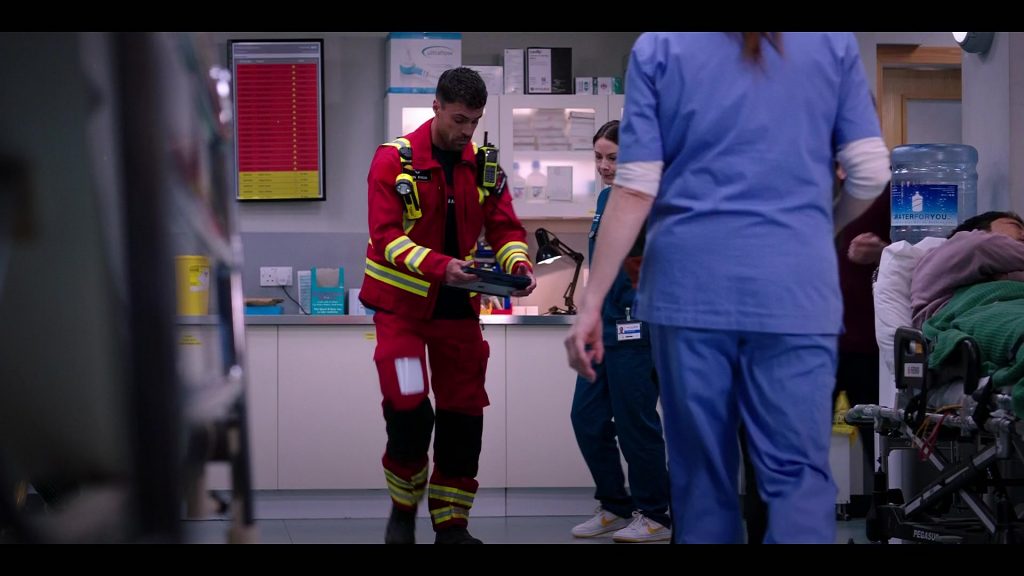 Nike Dunk Low Retro sneakers in a white and University Gold in Casualty S40E25 “Lethal Legacy Episode 5” (2026) (Image 7)