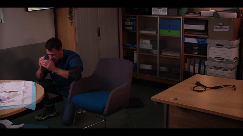 Salomon Odyssey Elmt Mid GTX sneakers in Casualty S40E26 “Lethal Legacy Episode 6” (2026) (Image 2)