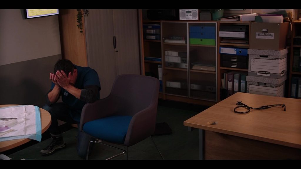 Salomon Odyssey Elmt Mid GTX sneakers in Casualty S40E26 “Lethal Legacy Episode 6” (2026) (Image 3)