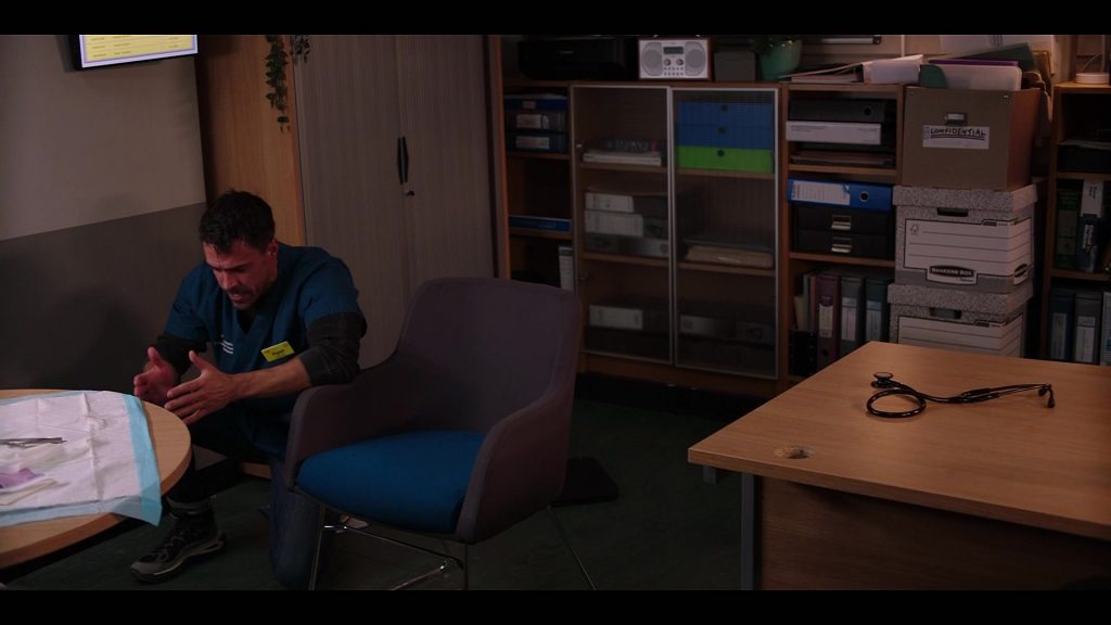 Salomon Odyssey Elmt Mid GTX sneakers in Casualty S40E26 “Lethal Legacy Episode 6” (2026) (Image 4)