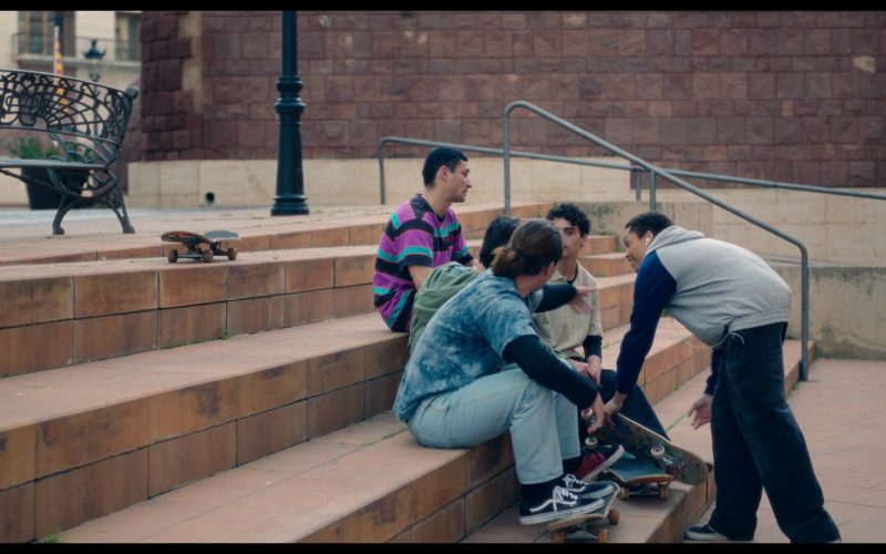 Vans Old Skool sneakers in The Witness S01E01 (2026) (Image 1)
