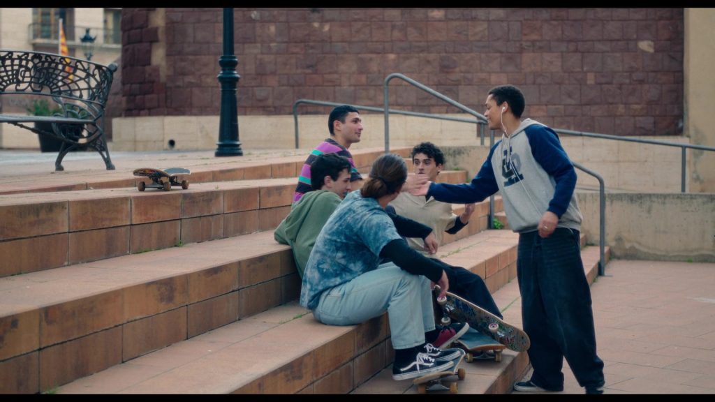 Vans Old Skool sneakers in The Witness S01E01 (2026) (Image 2)
