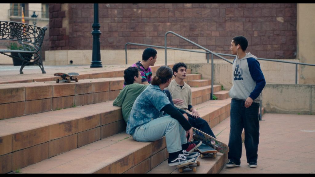 Vans Old Skool sneakers in The Witness S01E01 (2026) (Image 3)