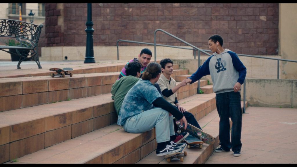 Vans Old Skool sneakers in The Witness S01E01 (2026) (Image 4)