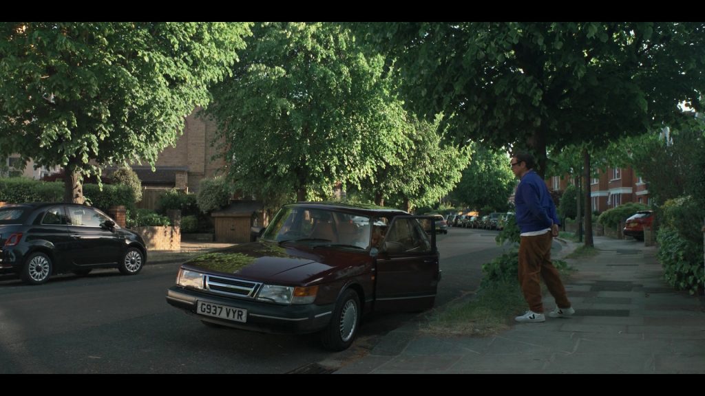 Veja V-10 sneakers in Alice and Steve S01E03 (2026) (Image 1)