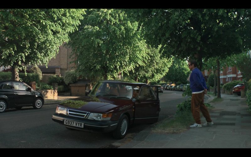 Veja V-10 sneakers in Alice and Steve S01E03 (2026) (Image 1)