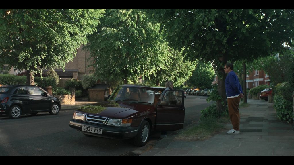 Veja V-10 sneakers in Alice and Steve S01E03 (2026) (Image 2)