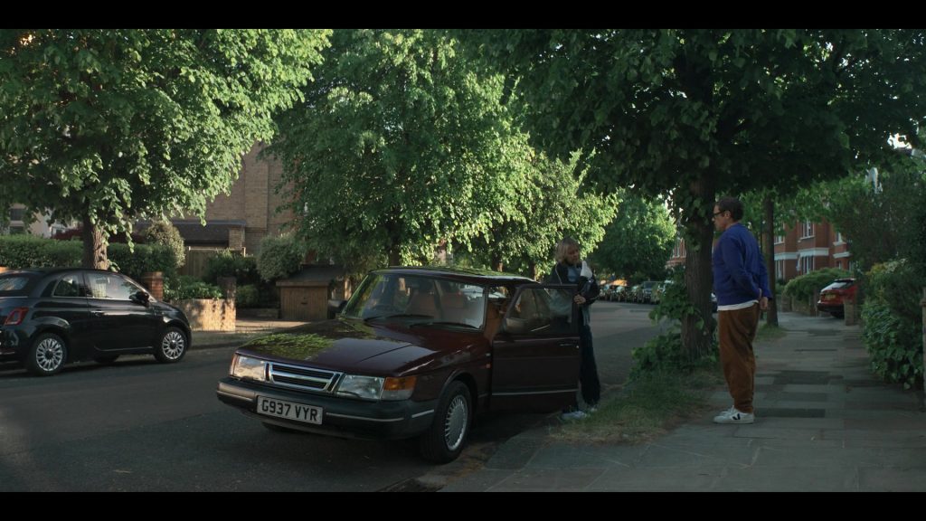 Veja V-10 sneakers in Alice and Steve S01E03 (2026) (Image 3)