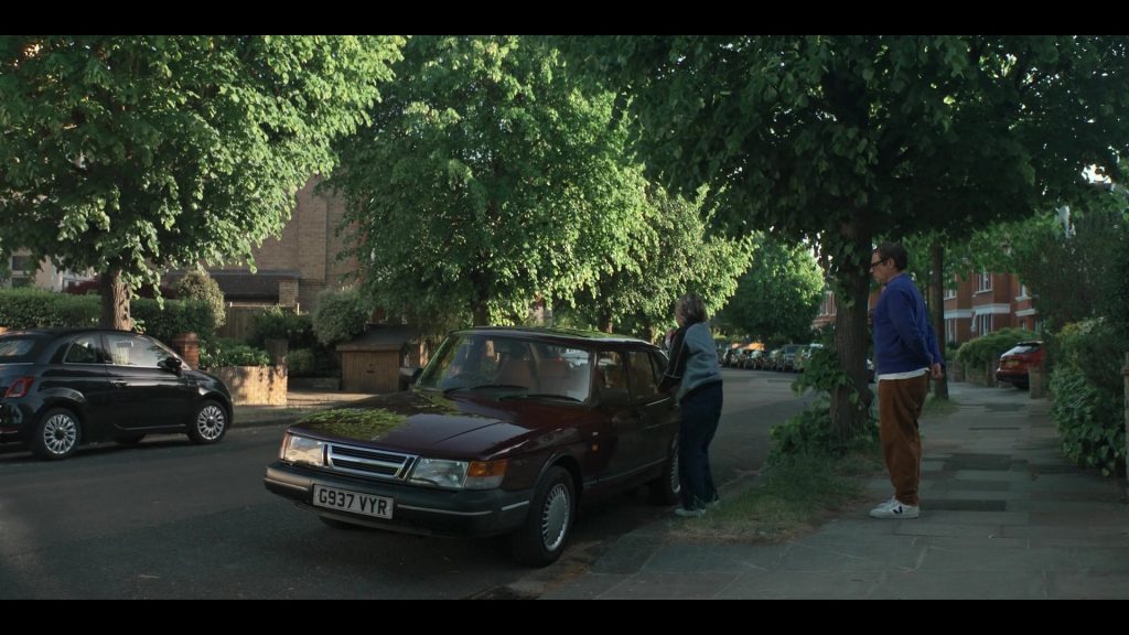 Veja V-10 sneakers in Alice and Steve S01E03 (2026) (Image 4)