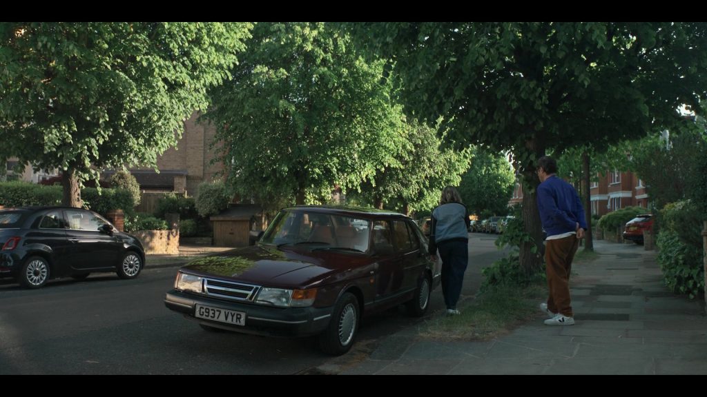Veja V-10 sneakers in Alice and Steve S01E03 (2026) (Image 5)