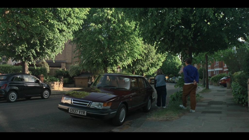 Veja V-10 sneakers in Alice and Steve S01E03 (2026) (Image 6)